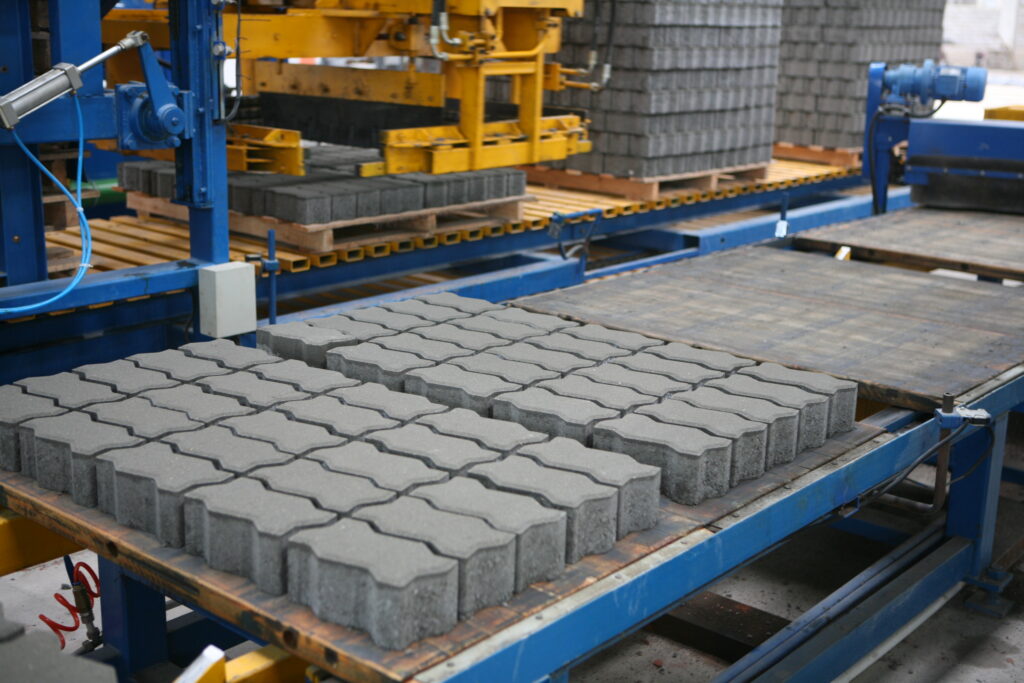 Volautomatische machine voor het maken van betonblokken met hoog rendement